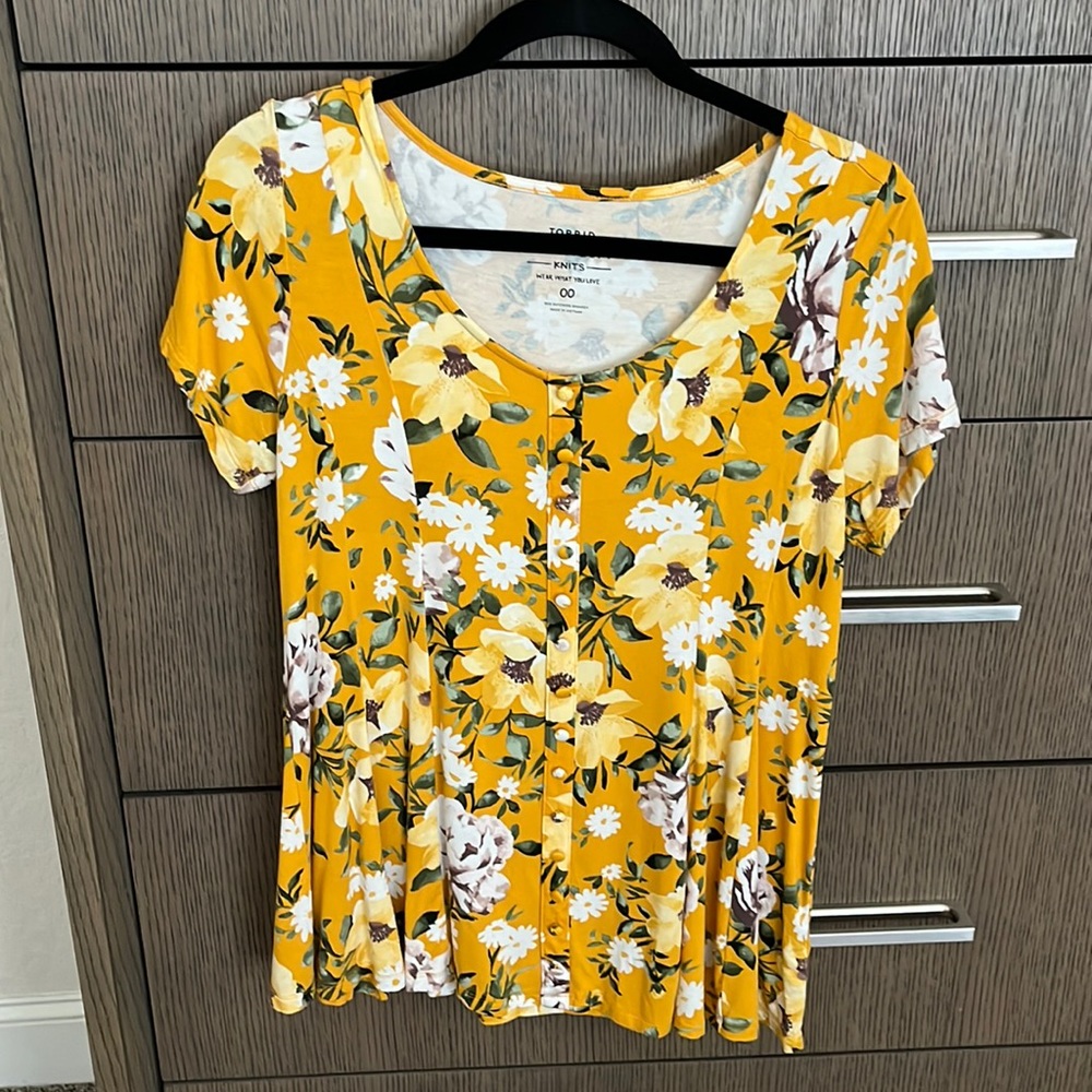Floral top w/button detail